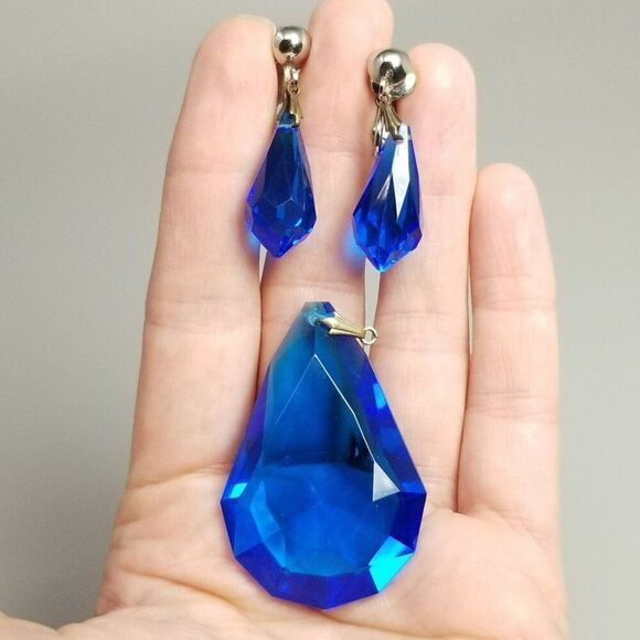 Vintage Blue Drop Shape Pendant and Clip On Earrings Set, Acrylic Retro Estate - Picture 1 of 8